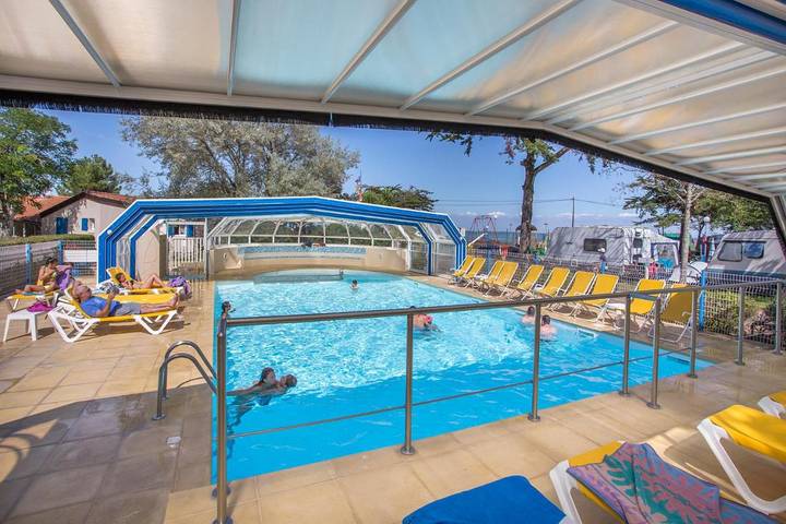 Camping pour 10 personnes, avec Terrasse et Jardin ainsi que Piscine et Sauna