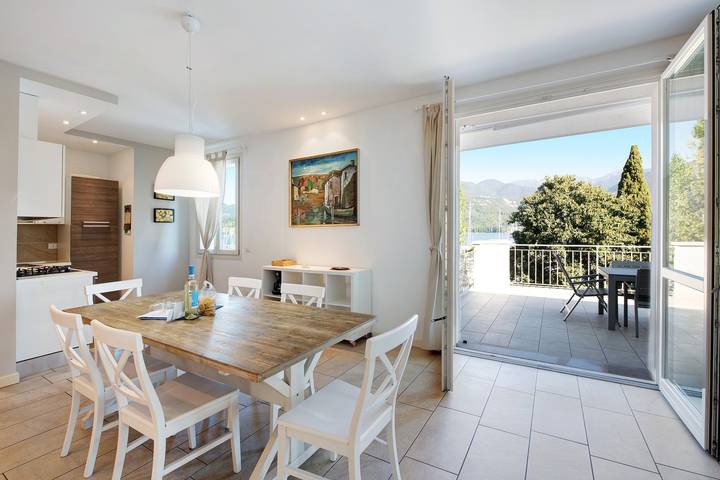 Entire apartment, Apartment 'Gran Fausto Trilo' with Lake View, Wi-Fi and Air Conditioning in San Felice del Benaco, Garda Mountains
