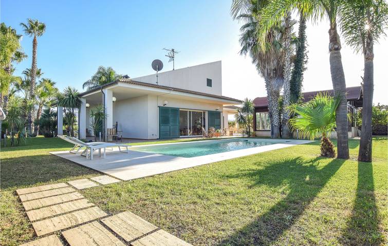 Comiso 2km Vacation Apartment with Pool & WiFi in Comiso, Ragusa Province