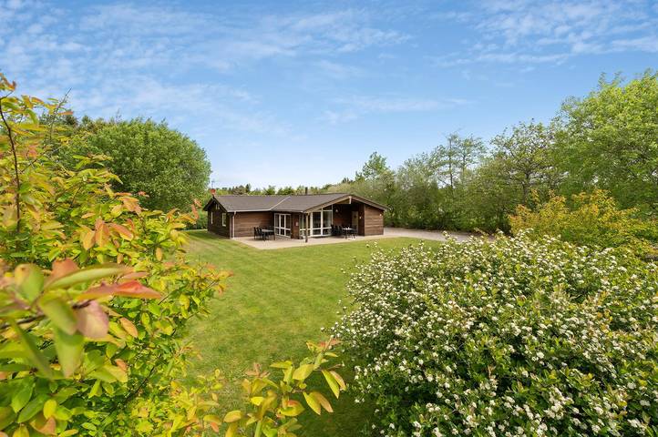 Ferieudlejning for 8 personer, med sauna og terrasse samt jacuzzi, husdyr tilladt i Thorup Strand