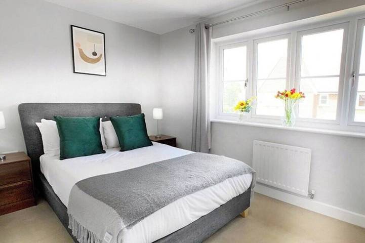 2 Bed House, Garden, Parking, Pets Welcome in Wokingham, Berkshire