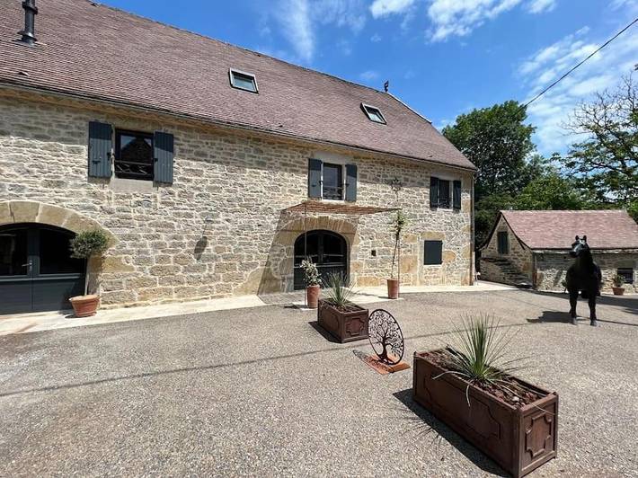 Location de vacances pour 8 personnes, avec piscine ainsi que jardin et jacuzzi à Leyme - 2