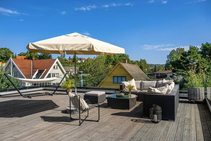 Moderner Industriestil mit sonniger Dachterrasse in Bærum