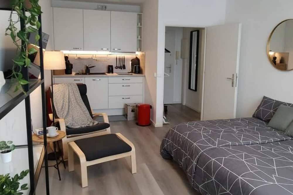 Entire apartment, Bright & Charming Studio at Alexanderplatz in Mitte Berlin, Berlin