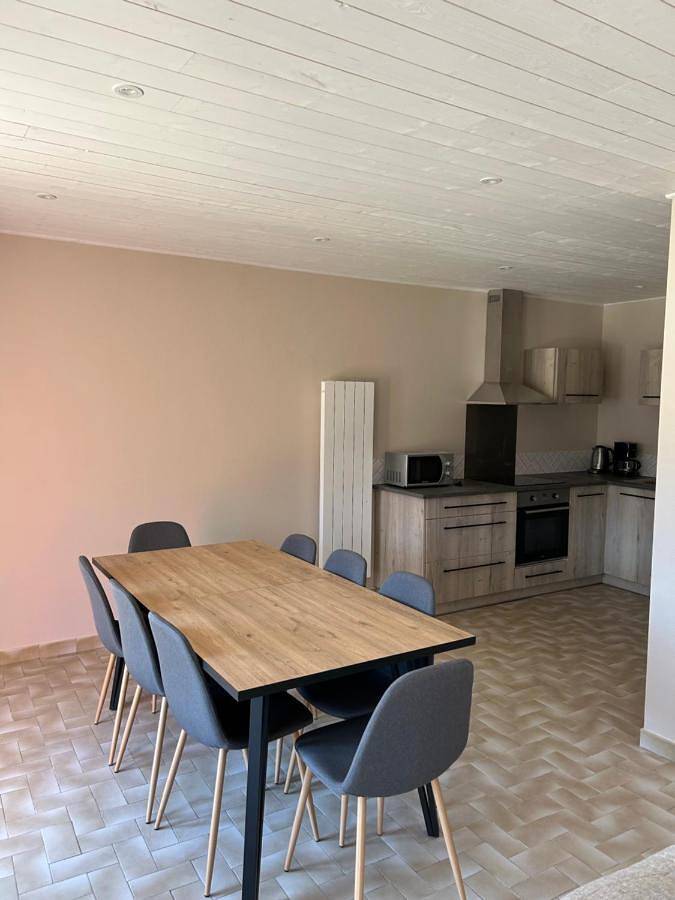 Location de vacances pour 8 personnes, avec Terrasse ainsi que Jardin et Vue à Le Cheylard