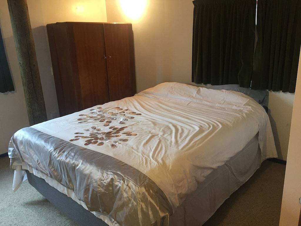 Alpines Haus inmitten üppiger Gärten mit Blick auf die Berge in Ohakune, Ruapehu District