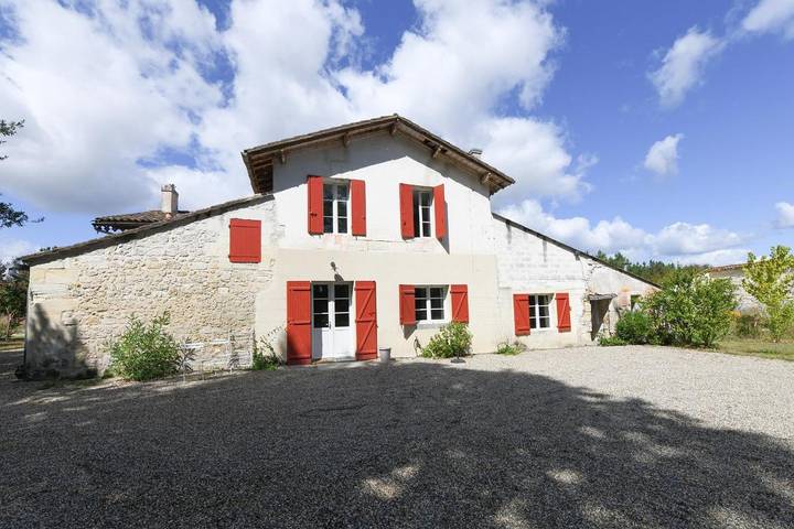 Location de vacances pour 11 personnes, avec Terrasse et Jardin ainsi que Piscine et Vue à Cadillac-en-Fronsadais