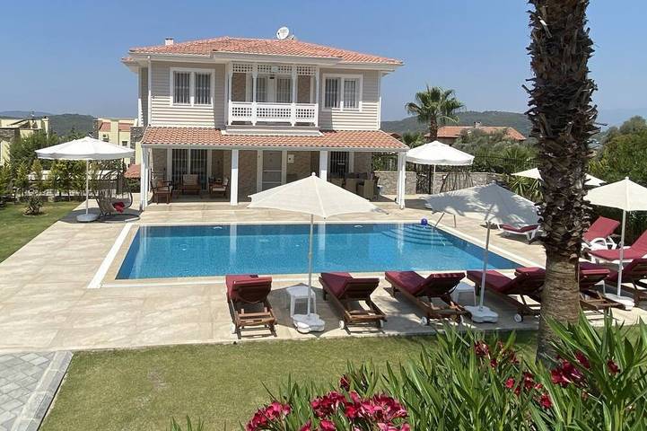 Villa für 9 Personen, mit Balkon und Garten - 1