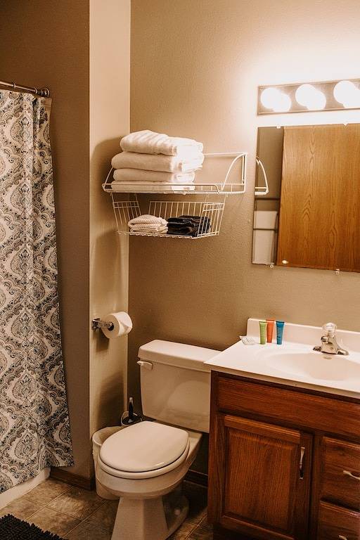 Prime Location Cottage- King Suite in Springfield (MO), Greene County (MO)