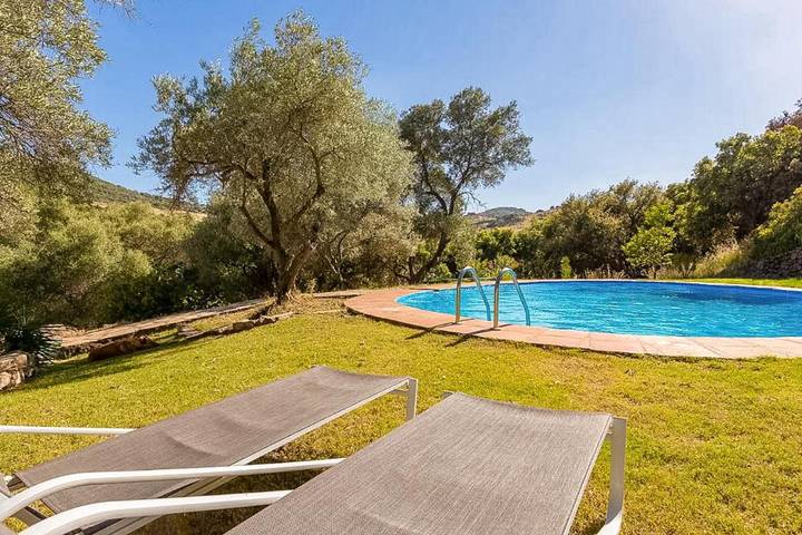 Chalet para 10 personas, con vistas además de piscina y jardín en Casares