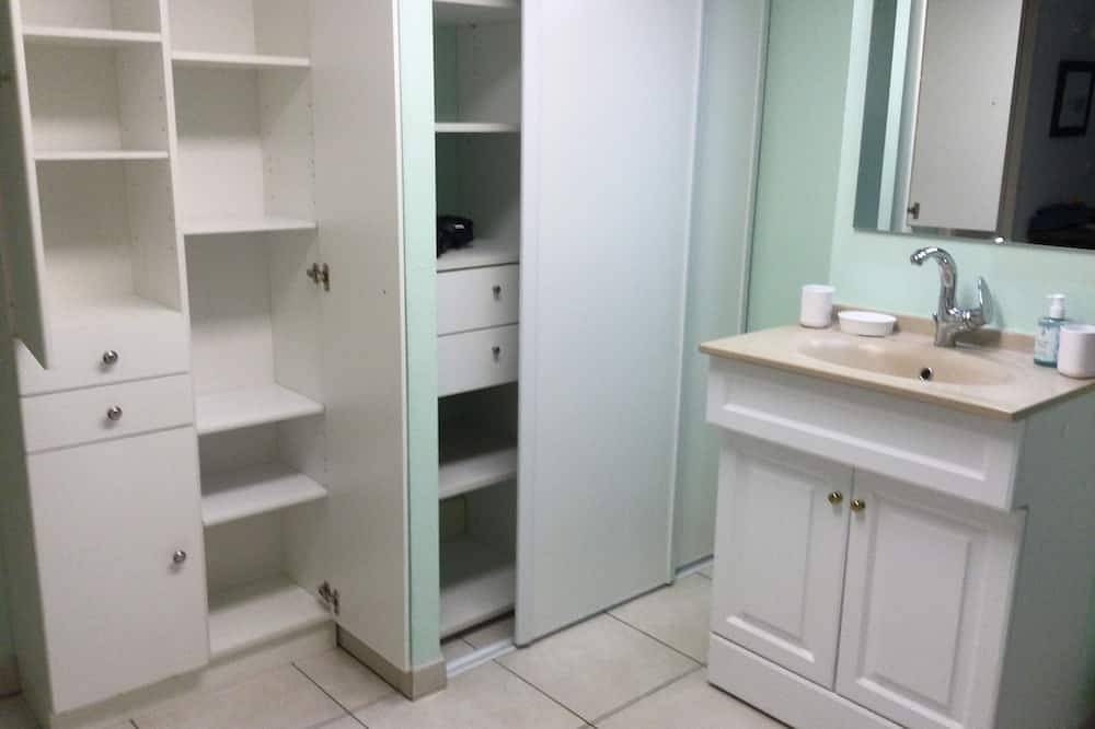 Apartamento entero, Large, quiet, air-conditioned apartment with small garden, 12-minute walk from the beach. in La Côte Vermeille, Banyuls-sur-Mer
