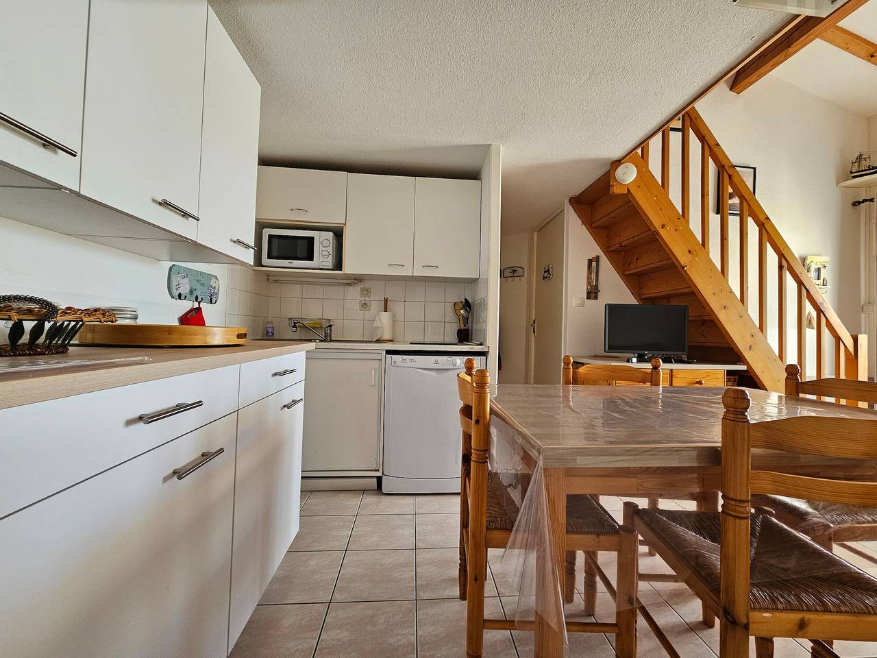 Sunny Cottage with Pool, 1.8km from Beach in La Faute-sur-Mer in L'Aiguillon-la-Presqu'île, Vandea