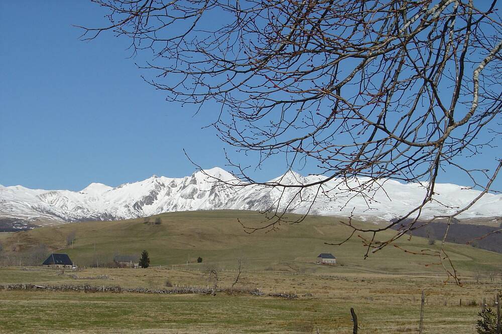 Gîte isolé au coeur du massif du Sancy vue sur les montagnes in Picherande, Parc naturel régional des Volcans d'Auvergne
