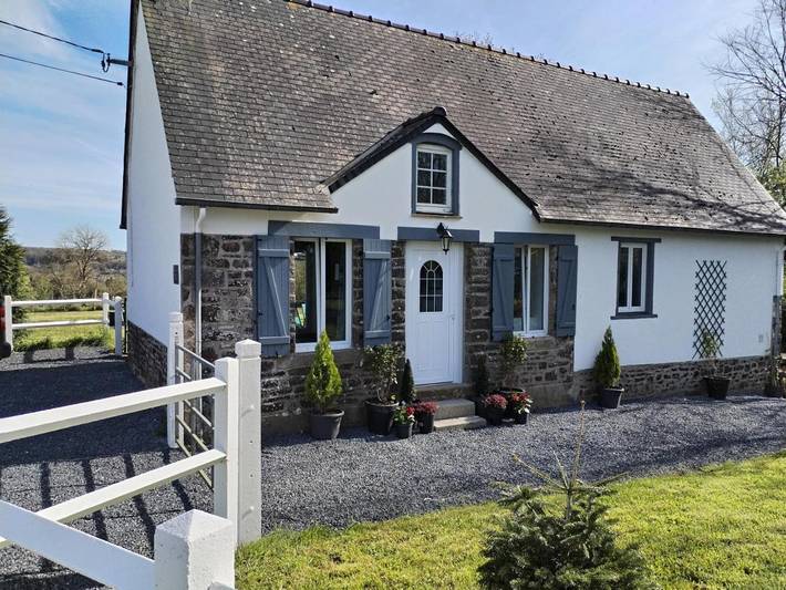 Location de vacances pour 4 personnes, avec vue et jardin à Gavray