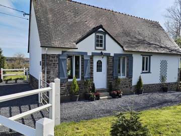 Gîte pour 4 personnes, avec vue et jardin à Gavray