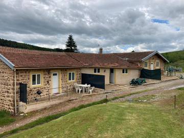 Gîte pour 8 personnes, avec vue et terrasse à Pont-Trambouze