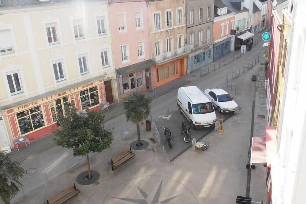 Entire apartment, Very bright and quiet apartment overlooking a small shopping square in Le Palais, Côte des Mégalithes