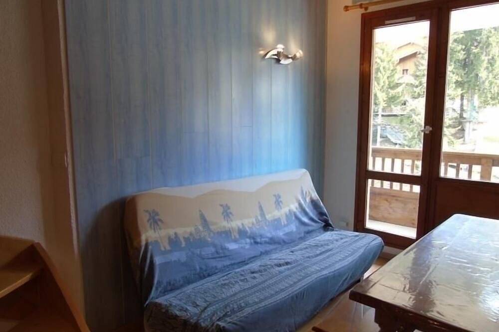 Entire apartment, Cozy 2-Room Mezzanine Apartment for 4 near Ski Lifts and Shops, South-Facing Balcony in Valfréjus, Modane
