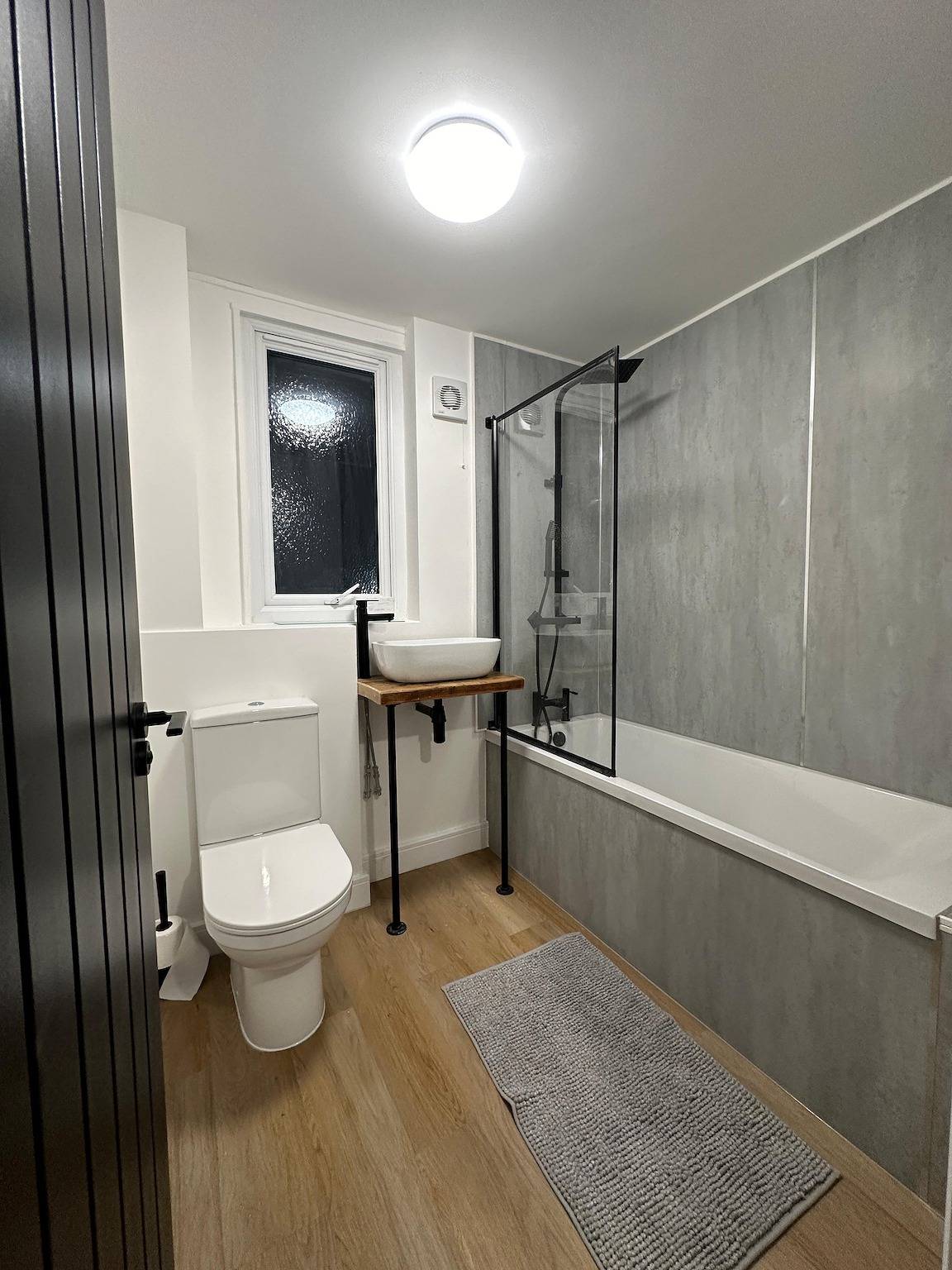 House-Sleeps8-Parking-Garden in Leeds, West Yorkshire