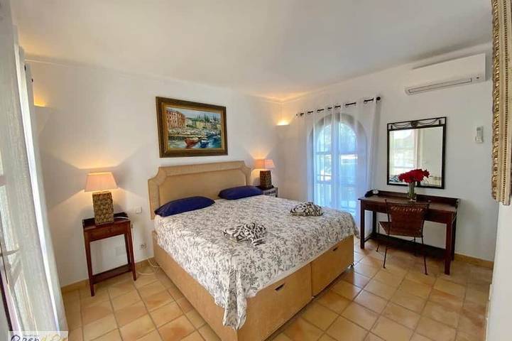 Wunderbare 4-Bett-Villa mit privatem Pool im Zentrum von Cala D'Or, 5 Minuten zu Fuß zum Strand in Caló de ses Dones (Santanyí), Santanyí