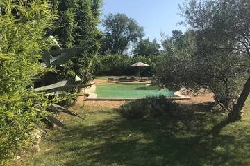 Gîte pour 4 personnes, avec jacuzzi ainsi que jardin et terrasse à Vézénobres