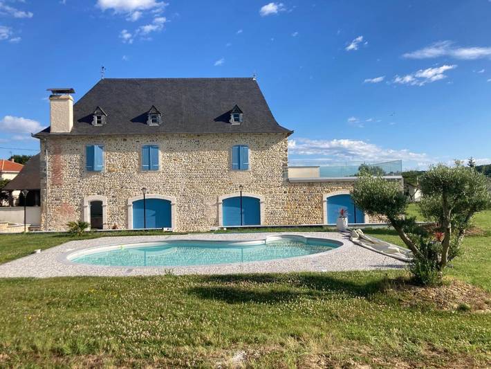 Location de vacances pour 14 personnes, avec terrasse ainsi que vue et piscine à Lahourcade