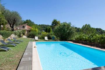 Location de vacances pour 10 personnes, avec jardin ainsi que terrasse et piscine, adapté aux familles à Mougins