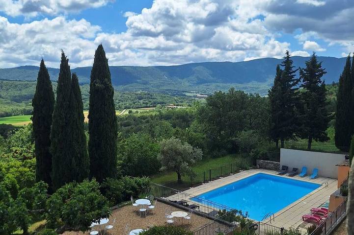 Gîte pour 5 personnes, avec jardin et piscine à Viens