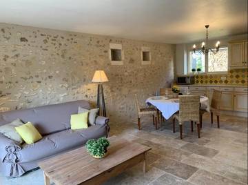 Location de vacances pour 3 personnes, avec terrasse ainsi que piscine et vue à Bourrou