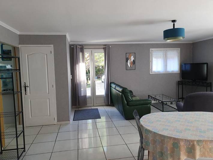 Location de vacances pour 4 personnes, avec terrasse ainsi que vue et piscine, animaux acceptés à Saint-Jean-du-Pin - 3