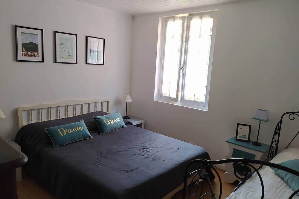 Village house 50 m from the Dordogne river in Beaulieu-sur-Dordogne, Macizo Central