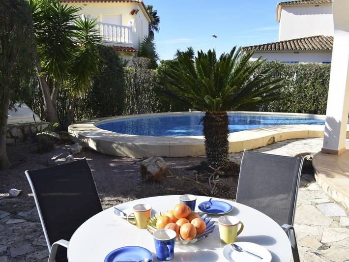 Chalet für 4 Personen, mit Terrasse und Garten in Oliva