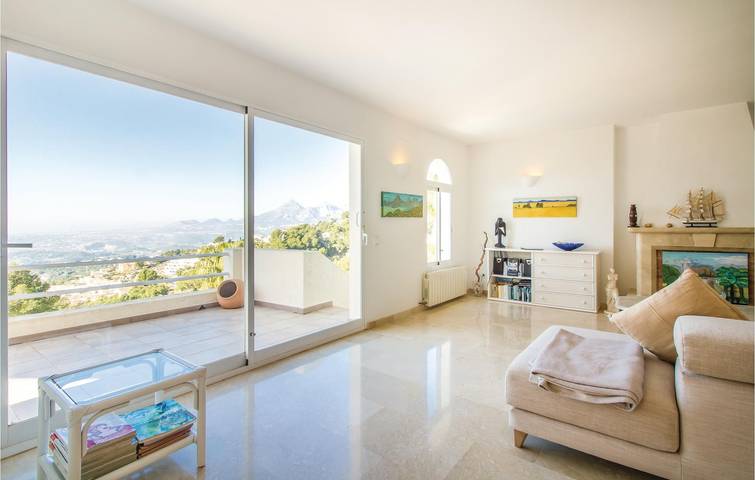 92 m² Apartment with WiFi, parking, terrace & pool near Playa El Mascarat in Altea Hills, Altea
