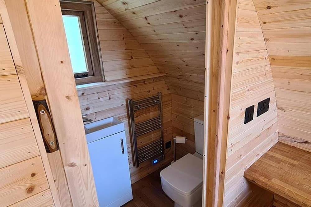 Fox Lodge at Heygates Lodging - Waterfront Wooden Lodge With hot tub in Northamptonshire