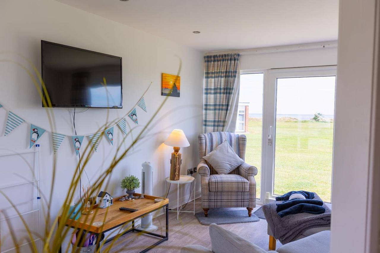 Sea View Holiday Chalet, access to sandy beach - Pets go free in Great Yarmouth, The Broads