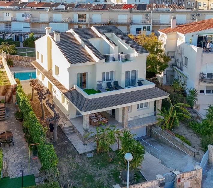 Casa rural para 17 personas, con vistas además de piscina y jardín, Se admiten mascotas en San Carlos de la Rápita