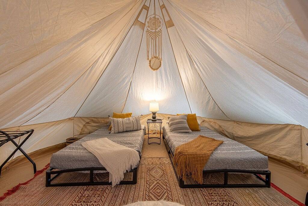 Ganze Wohnung, Downtown Lake Geneva Glamping Loft Walk to Lake Bar Kitchen Swings Sleeps 12 in Lake Geneva (WI), Walworth County