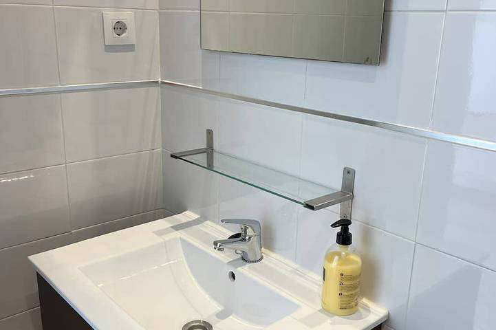 Apartamento entero, Apartamento con piscina privada y amplios jardines en Mogro. Playa. in Mogro, Miengo