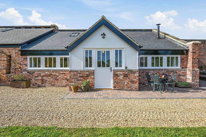 Log cabin for 3 people, with garden in Shrewsbury