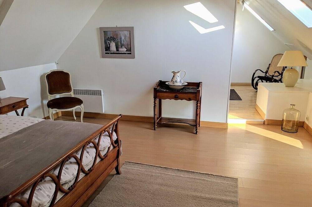 Belle maison individuelle avec jardin privé, piscine, terrain de tennis sur gazon près de la plage in Vesly, Région de Coutances