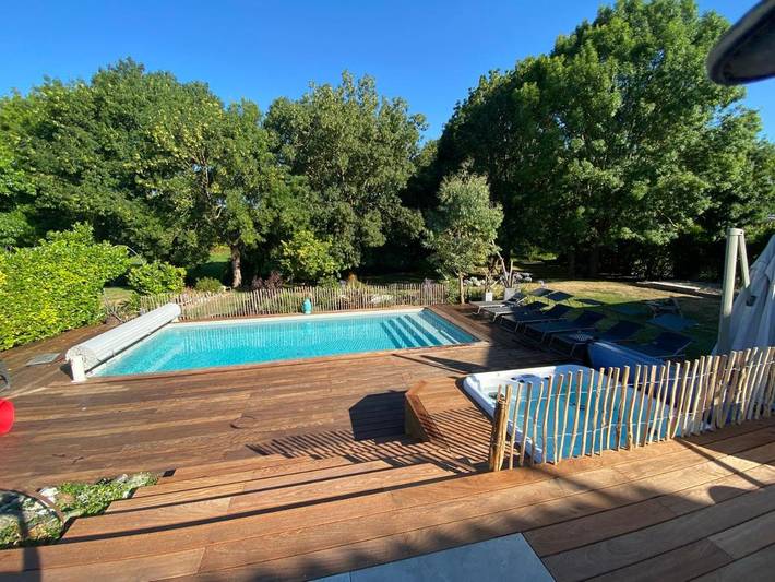 Location de vacances pour 10 personnes, avec jacuzzi ainsi que jardin et piscine à Semussac