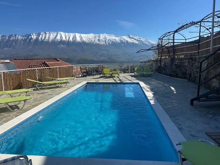 Chambre d’hôte pour 3 personnes, avec piscine et jardin dans Gjirokastër