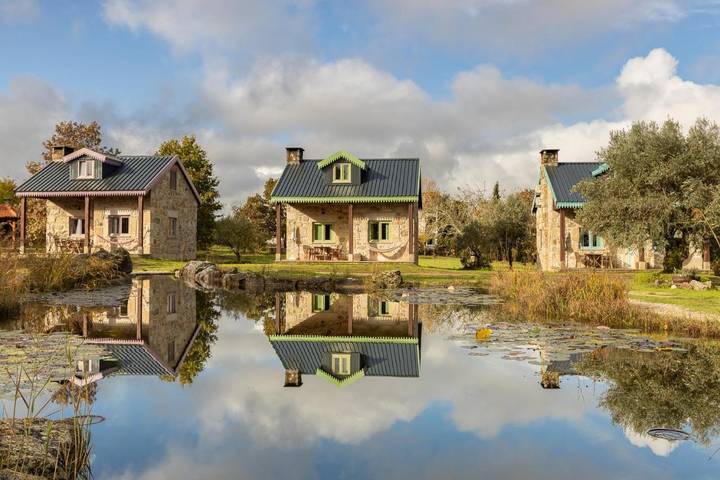 Casa de férias para 6 pessoas, com jardim e piscina e ainda vista and vista para o lago, com animais de estimação na Serra da Estrela