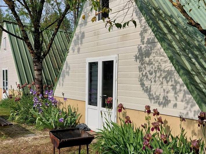 Camping Le Nizour - Hébergement 8 personnes - Hutte - 3 chambres - Sans salle d'eau ni Wc in Sireuil, Charente