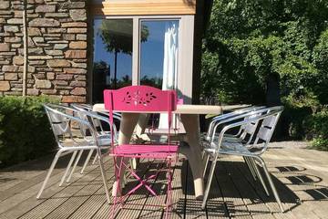 Gîte pour 8 personnes, avec jacuzzi et terrasse ainsi que jardin et sauna dans Ovifat