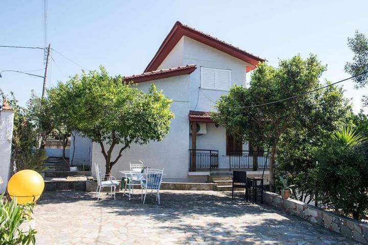 Location de vacances pour 5 personnes, avec Balcon et Terrasse ainsi que Jardin et Vue dans Mikra Mandinia