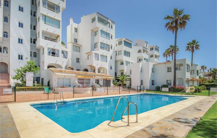 Entire holiday apartment, Sea view apartment with pool, AC & WiFi near Calahonda beach in La Cala de Mijas, Mijas