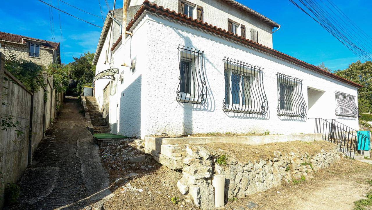 Appartement entier, Three-Bedroom Apartment in Montereau-Fault-Yonne, Seine-et-Marne