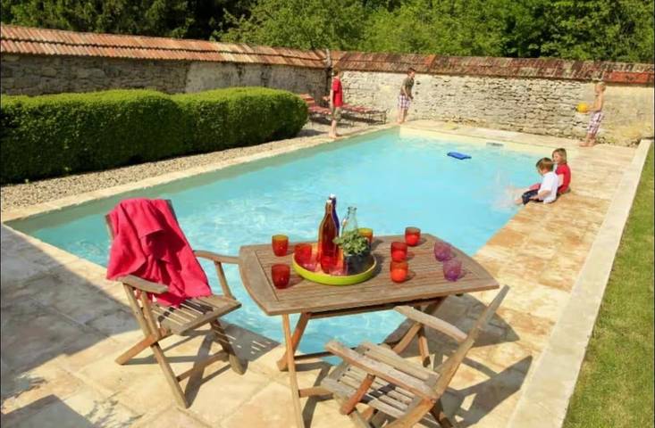 Location de vacances pour 6 personnes, avec jardin et piscine à Roucy