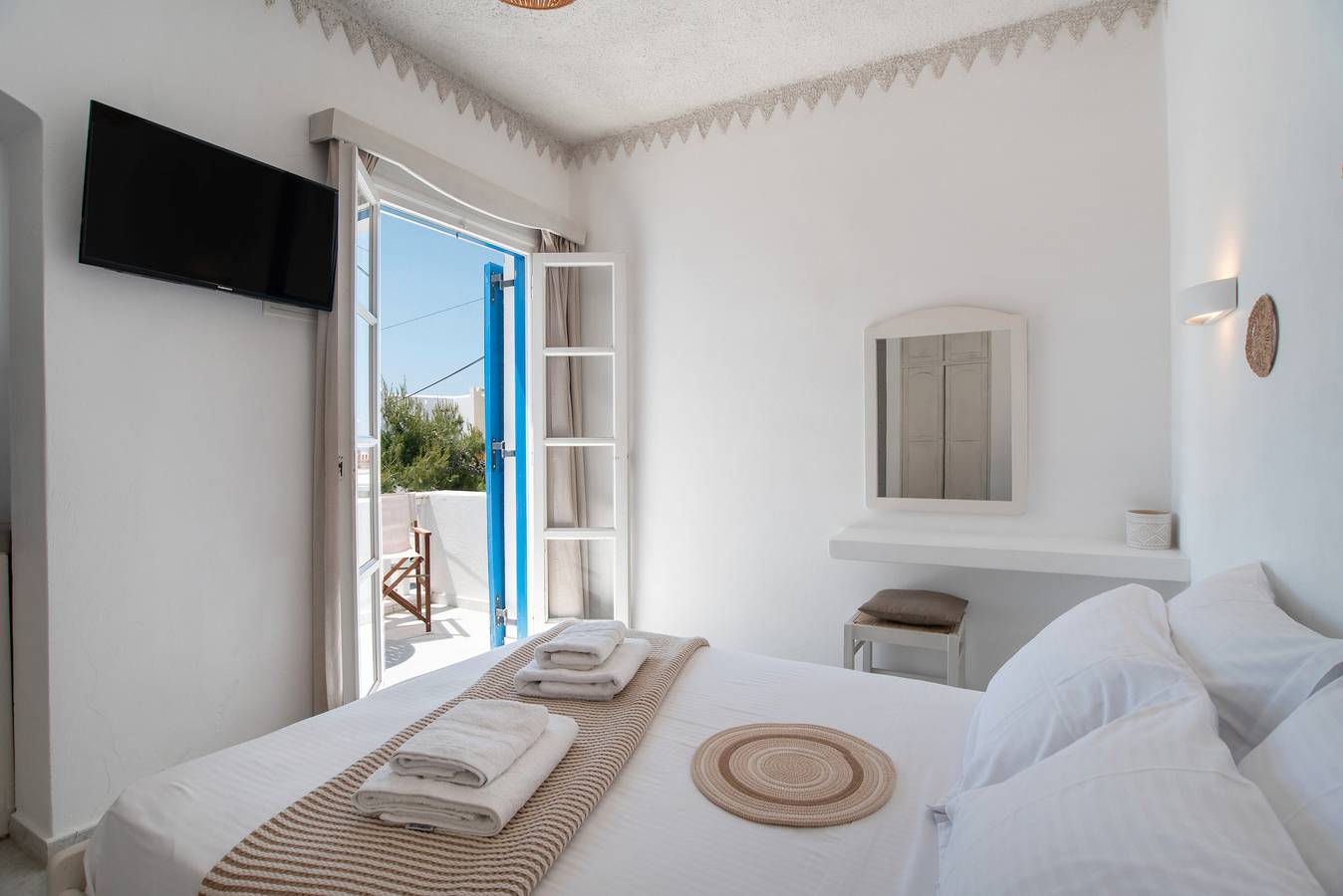 Entire studio, Studio Apartment 'Maroulis Studios - 6' with Private Garden, Wi-Fi & Air Conditioning in Cyclades